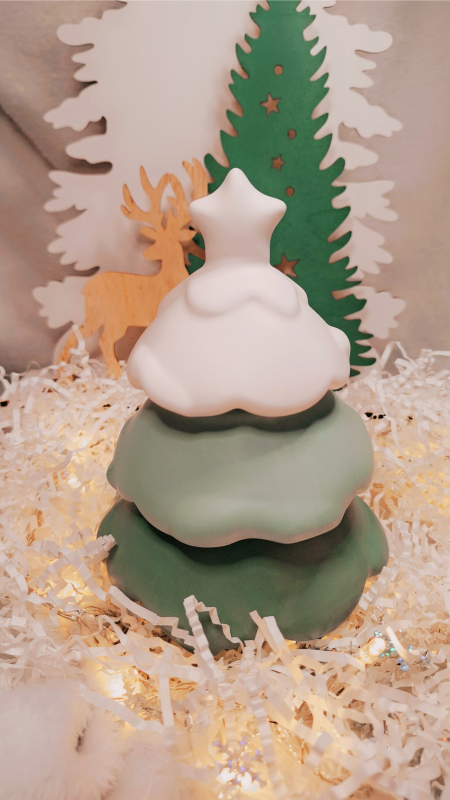 Vela con forma de abeto que se divide en 2 velas aromáticas y una tapa.